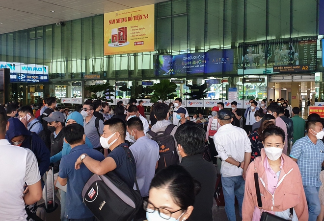 Sân bay Tân Sơn Nhất nhộn nhịp khách đi du lịch ngày đầu nghỉ Lễ giỗ Tổ Hùng Vương - Ảnh 1.