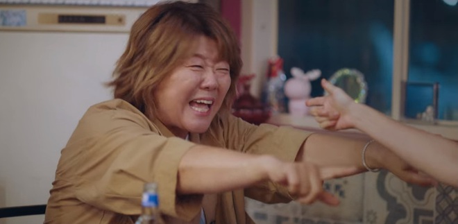 Bom tấn Our Blues mở m&agrave;n cưng xỉu: Chết m&ecirc; visual c&ocirc; hồ ly Han Ji Min, nhưng sao chưa g&igrave; đ&atilde; nghe m&ugrave;i ngoại t&igrave;nh thế n&agrave;y? - Ảnh 8.