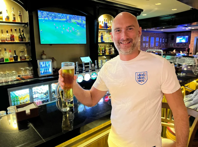 Fan m&eacute;o mặt v&igrave; mức gi&aacute; khiếp đảm ở World Cup 2022: Ngủ một đ&ecirc;m bay nửa con xe Vios - Ảnh 2.