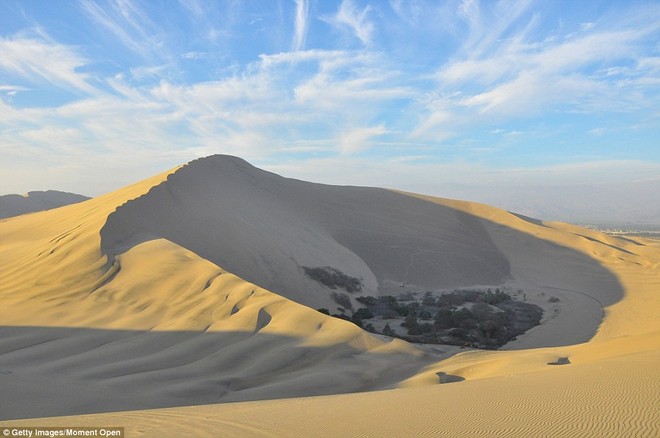 Ốc đảo huyền diệu độc nhất vô nhị trên thế giới: Nằm lọt thỏm giữa sa mạc cằn cỗi, nhìn cảnh buổi đêm mới thực sự ngỡ ngàng - Ảnh 6.