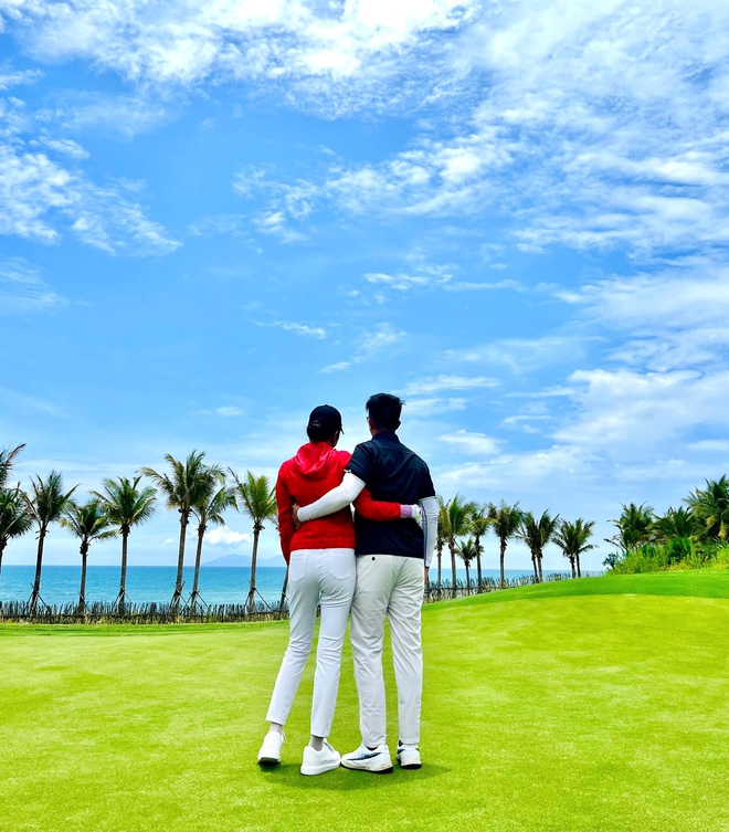 1 cặp đ&ocirc;i hot Vbiz check in tr&ecirc;n s&acirc;n golf ng&agrave;y nghỉ lễ, cử chỉ đ&aacute;nh dấu chủ quyền g&acirc;y sốt! - Ảnh 2.