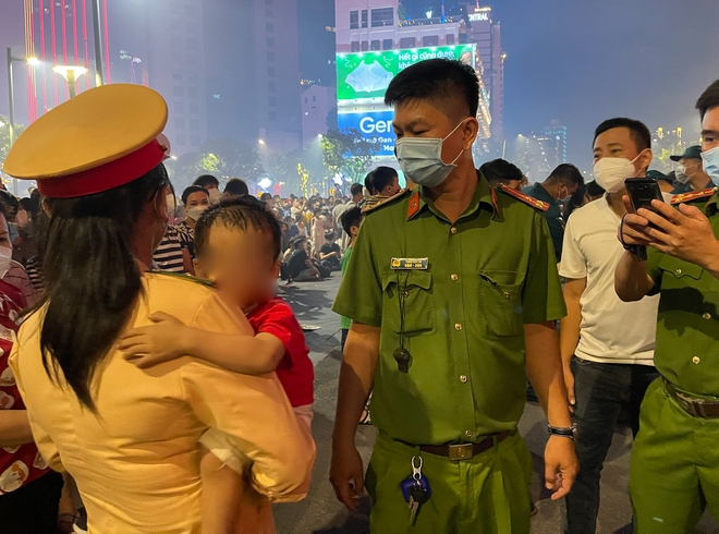 TP.HCM: Cha mẹ kh&oacute;c nghẹn khi nhận lại con trai đi lạc trong đ&ecirc;m ph&aacute;o hoa 30/4 - Ảnh 1.