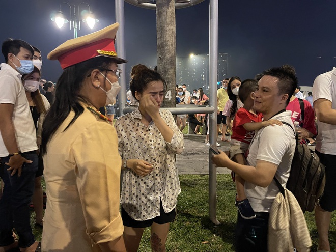 TP.HCM: Cha mẹ kh&oacute;c nghẹn khi nhận lại con trai đi lạc trong đ&ecirc;m ph&aacute;o hoa 30/4 - Ảnh 2.