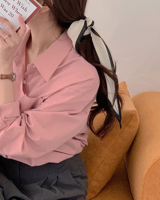Mặc &aacute;o sơ mi th&igrave; để t&oacute;c g&igrave;? Đ&acirc;y l&agrave; 4 c&aacute;ch buộc t&oacute;c gi&uacute;p bạn c&agrave;ng xinh đẹp ho&agrave;n hảo - Ảnh 7.