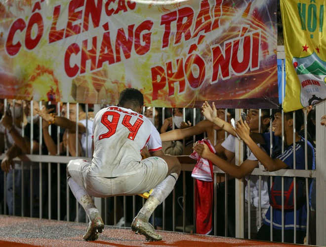 Bố Hồng Duy xoa đầu Xu&acirc;n Trường, Hữu Tuấn bế con trai xuống s&acirc;n chung vui - Ảnh 8.