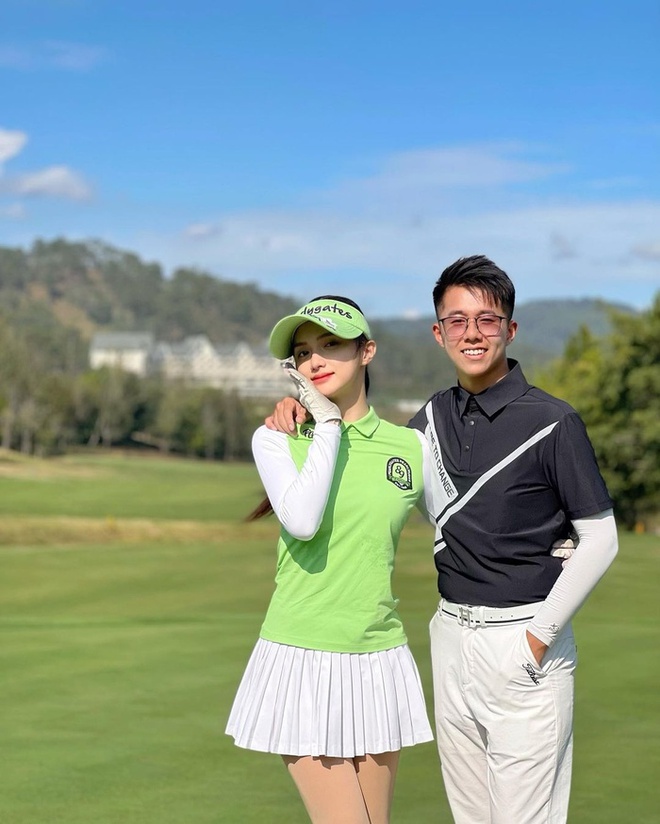1 cặp đ&ocirc;i hot Vbiz check in tr&ecirc;n s&acirc;n golf ng&agrave;y nghỉ lễ, cử chỉ đ&aacute;nh dấu chủ quyền g&acirc;y sốt! - Ảnh 3.