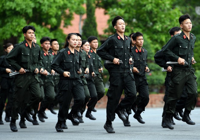 Ngắm những b&oacute;ng hồng cảnh s&aacute;t ph&ocirc; diễn v&otilde; thuật, m&uacute;a c&ocirc;n v&agrave; kỹ năng l&aacute;i xe ph&acirc;n khối lớn - Ảnh 2.