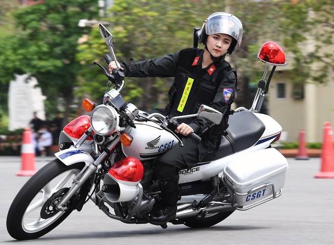 Ngắm những b&oacute;ng hồng cảnh s&aacute;t ph&ocirc; diễn v&otilde; thuật, m&uacute;a c&ocirc;n v&agrave; kỹ năng l&aacute;i xe ph&acirc;n khối lớn - Ảnh 6.