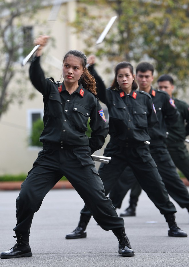 Ngắm những b&oacute;ng hồng cảnh s&aacute;t ph&ocirc; diễn v&otilde; thuật, m&uacute;a c&ocirc;n v&agrave; kỹ năng l&aacute;i xe ph&acirc;n khối lớn - Ảnh 5.