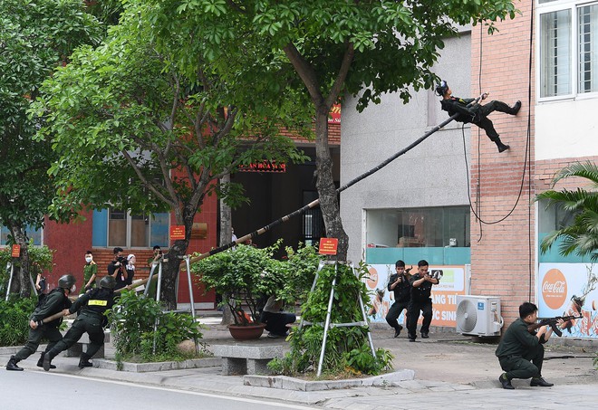 Ngắm những b&oacute;ng hồng cảnh s&aacute;t ph&ocirc; diễn v&otilde; thuật, m&uacute;a c&ocirc;n v&agrave; kỹ năng l&aacute;i xe ph&acirc;n khối lớn - Ảnh 11.