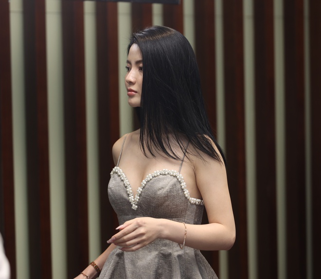 Văn Hậu, Bùi Tiến Dũng cực điển trai ở đám cưới Hà Đức Chinh, bạn gái Quang Hải chiếm spotlight trong dàn khách nữ - Ảnh 7.