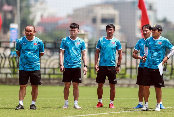 Tiền đạo U23 Việt Nam nhăn mặt, thở dốc sau buổi tập nặng dưới nắng gắt - Ảnh 2.