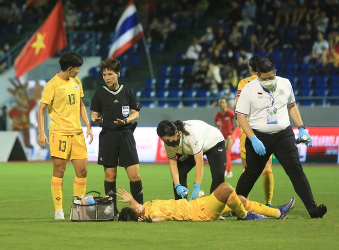 Trọng tài nữ Việt Nam có hành động đẹp với đồng nghiệp tại SEA Games 31 - Ảnh 4.