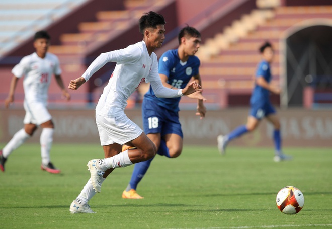 HLV Park Hang-seo đứng suốt trận xem U23 Myanmar thắng ngược U23 Philippines - Ảnh 6.