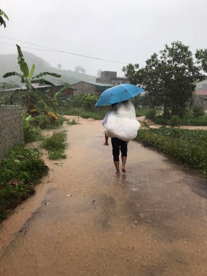 Đón dâu đúng ngày mưa lụt, chú rể Bắc Giang cõng cô dâu lội nước như phim ngôn tình - Ảnh 2.