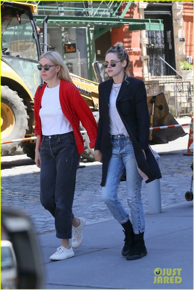 Kristen Stewart và hôn thê nắm tay tình cảm đi chơi ở New York - Ảnh 4.