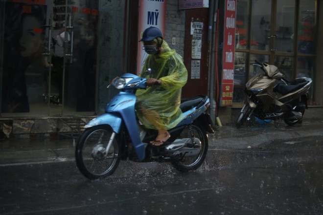 Chùm ảnh: Mây đen giăng kín đầu giờ chiều, bầu trời Hà Nội tối om đón cơn mưa như trút nước - Ảnh 7.