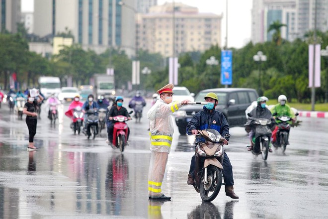 Lễ khai mạc SEA Games 31: An ninh được siết chặt, người dân đội mưa tới sớm trước nhiều tiếng ngóng chờ - Ảnh 4.