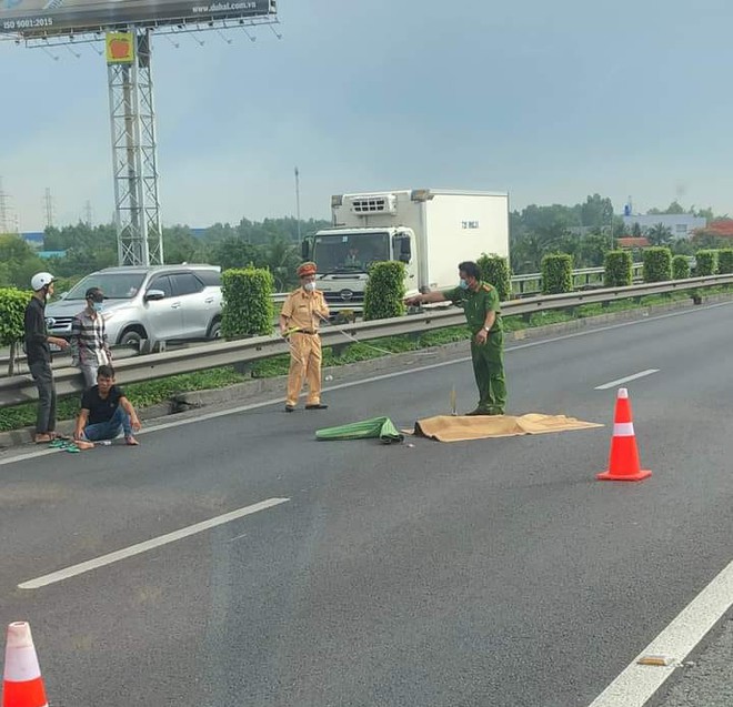 Đi bộ qua đường cao tốc TP.HCM - Trung Lương, một phụ nữ bị &ocirc; t&ocirc; t&ocirc;ng tử vong tại chỗ - Ảnh 1.