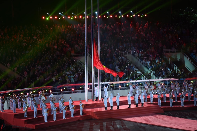 M&atilde;n nh&atilde;n với những khoảnh khắc ấn tượng trong lễ khai mạc SEA Games 31: Nốt giao thoa giữa truyền thống v&agrave; hiện đại tạo n&ecirc;n dấu ấn kh&oacute; qu&ecirc;n - Ảnh 3.