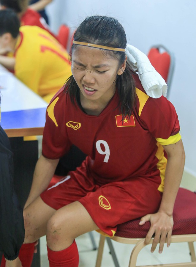 Những khoảnh khắc x&uacute;c động ph&iacute;a sau tinh thần thi đấu quật cường của đội tuyển nữ Việt Nam - Ảnh 2.
