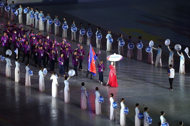 Lễ khai mạc SEA Games 31: Ấn tượng, s&ocirc;i động v&agrave; thắm t&igrave;nh đo&agrave;n kết hữu nghị - Ảnh 11.