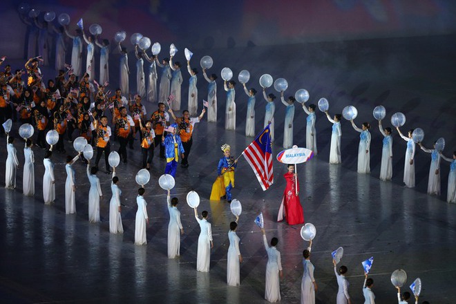 Lễ khai mạc SEA Games 31: Ấn tượng, s&ocirc;i động v&agrave; thắm t&igrave;nh đo&agrave;n kết hữu nghị - Ảnh 14.