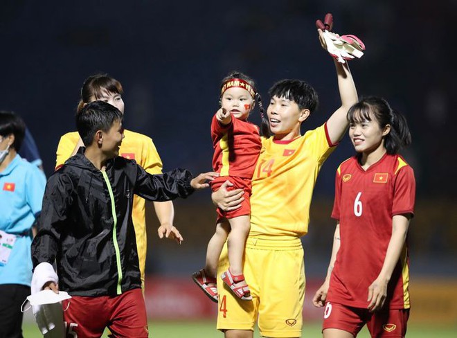 Con gái nữ tuyển thủ Hoàng Quỳnh xuống sân chung vui cùng mẹ sau trận thắng ngược Philippines - Ảnh 4.