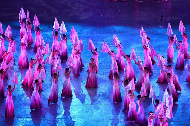 Lễ khai mạc SEA Games 31: Ấn tượng, s&ocirc;i động v&agrave; thắm t&igrave;nh đo&agrave;n kết hữu nghị - Ảnh 4.