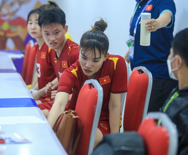 Những khoảnh khắc x&uacute;c động ph&iacute;a sau tinh thần thi đấu quật cường của đội tuyển nữ Việt Nam - Ảnh 5.