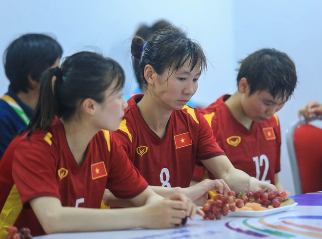Những khoảnh khắc x&uacute;c động ph&iacute;a sau tinh thần thi đấu quật cường của đội tuyển nữ Việt Nam - Ảnh 8.