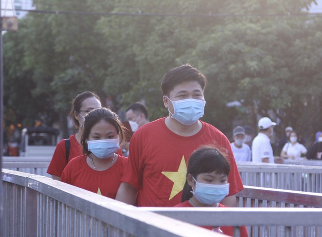 Con g&aacute;i nữ tuyển thủ Ho&agrave;ng Quỳnh xuống s&acirc;n chung vui c&ugrave;ng mẹ sau trận thắng ngược Philippines - Ảnh 8.