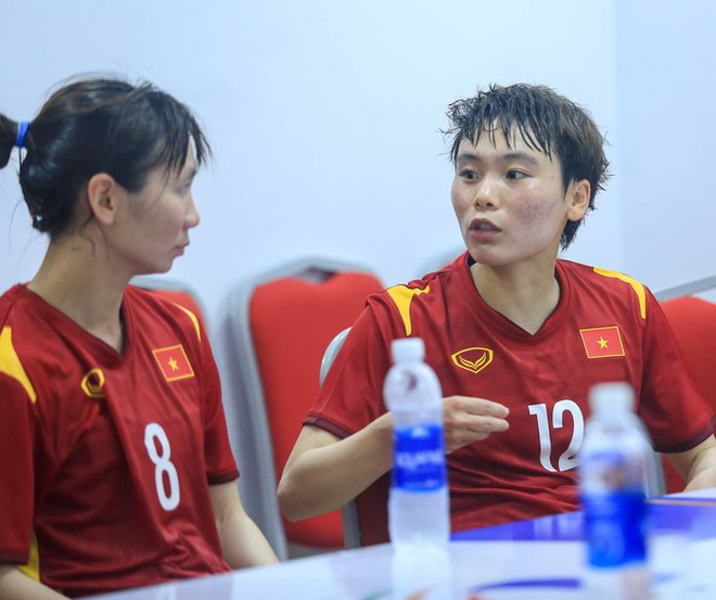 Những khoảnh khắc x&uacute;c động ph&iacute;a sau tinh thần thi đấu quật cường của đội tuyển nữ Việt Nam - Ảnh 9.