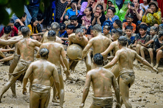 Ảnh, clip: Thanh niên đóng khố, vật lộn trong bùn để tranh quả cầu nặng 20kg tại lễ hội 4 năm mới có một lần  - Ảnh 6.