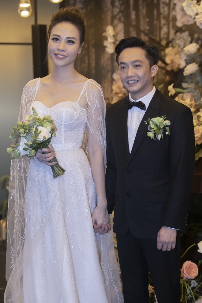 Những chiếc váy cưới đình đám năm 2012 của Sao Việt