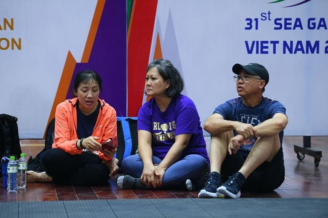 Gặp gỡ cặp phụ huynh di chuyển nửa v&ograve;ng tr&aacute;i đất để ủng hộ con g&aacute;i thi đấu cho tuyển b&oacute;ng rổ Việt Nam - Ảnh 1.