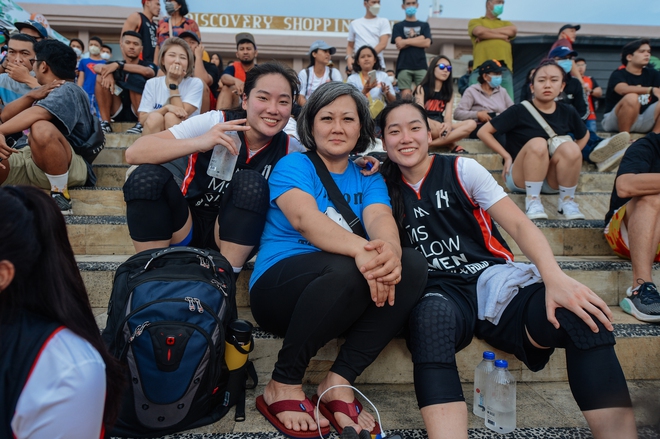 Gặp gỡ cặp phụ huynh di chuyển nửa vòng trái đất để ủng hộ con gái thi đấu cho tuyển bóng rổ Việt Nam - Ảnh 2.