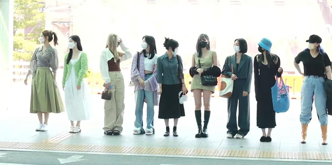 TWICE ai cũng mặc đẹp ra sân bay nhưng chiếm trọn spotlight thì chỉ có mỹ nhân này - Ảnh 2.