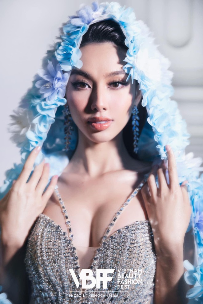 Mặc lại váy của Hoa hậu Thuỳ Tiên, người đẹp chuyển giới Đỗ Nhật Hà khoe vòng 1 nóng bỏng - Ảnh 3.