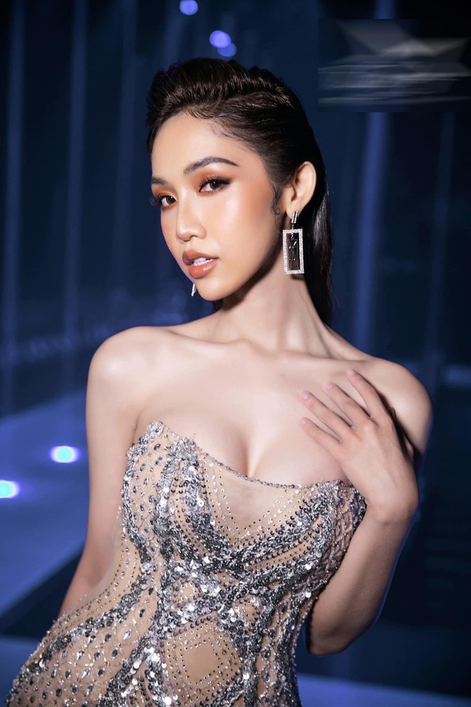 Mặc lại váy của Hoa hậu Thuỳ Tiên, người đẹp chuyển giới Đỗ Nhật Hà khoe vòng 1 nóng bỏng - Ảnh 8.