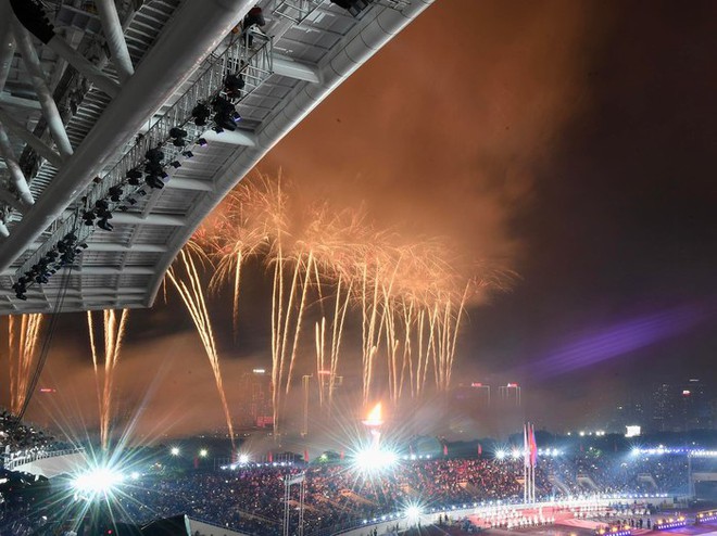 Rực rỡ sắc m&agrave;u ph&aacute;o hoa lễ khai mạc SEA Games 31 - Ảnh 3.