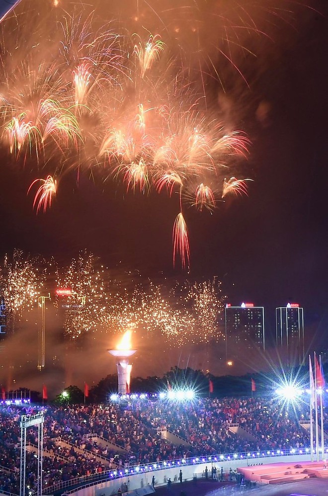 Rực rỡ sắc m&agrave;u ph&aacute;o hoa lễ khai mạc SEA Games 31 - Ảnh 5.