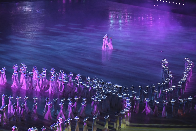 Rực rỡ sắc m&agrave;u ph&aacute;o hoa lễ khai mạc SEA Games 31 - Ảnh 6.