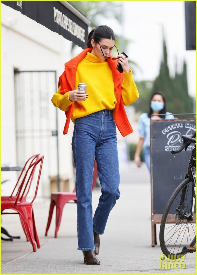 Kendall Jenner diện trang phục thể thao khoe đường cong nóng bỏng trên phố - Ảnh 6.