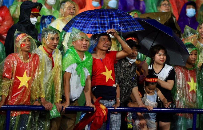 CĐV đội mưa 3 trận liền cổ vũ U23 Việt Nam - Ảnh 6.