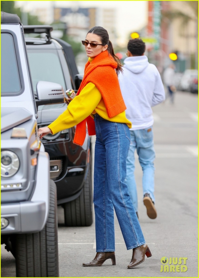 Kendall Jenner diện trang phục thể thao khoe đường cong nóng bỏng trên phố - Ảnh 8.