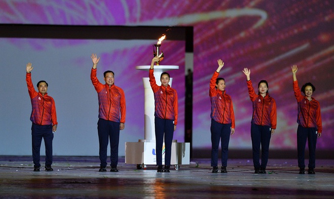 Chị họ thủ môn Văn Lâm tỏa sáng với tiết mục Hồn Sen Việt trong lễ khai mạc SEA Games 31 - Ảnh 9.