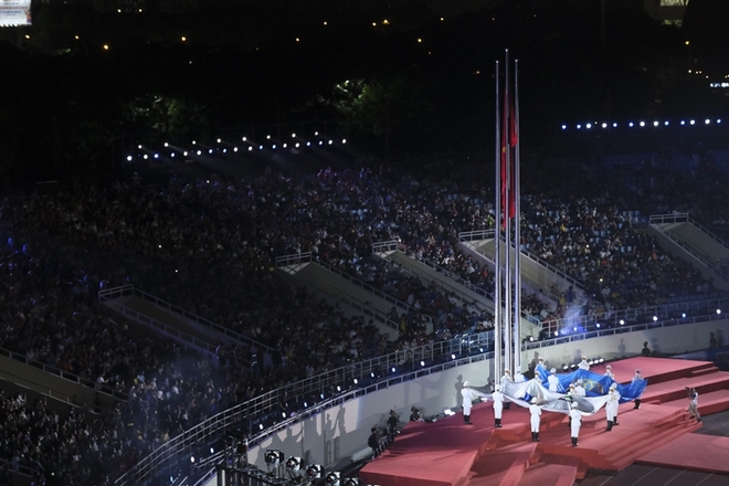 Rực rỡ sắc m&agrave;u ph&aacute;o hoa lễ khai mạc SEA Games 31 - Ảnh 9.