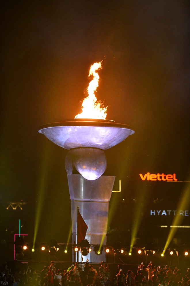 Chị họ thủ môn Văn Lâm tỏa sáng với tiết mục Hồn Sen Việt trong lễ khai mạc SEA Games 31 - Ảnh 10.
