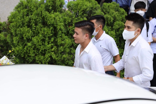 Cầu thủ Quang Hải mặc sơ mi trắng xuất hiện như nam thần ở Cần Thơ, có sự góp mặt cùng bạn gái tin đồn - Ảnh 5.